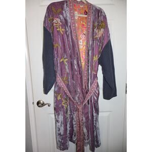 Beautiful embroidered kimono and pre-owned condition. Fits like size large